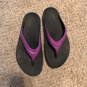 Oofos flip flops. Size 7.